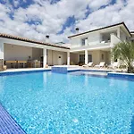 Βίλα Casta Diva With Sea View And Wellness
