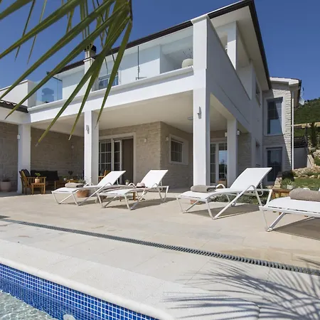 Βίλα Casta Diva With Sea View And Wellness